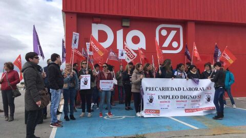 Trabajadores de los supermercados DIA de Elche concentrados 