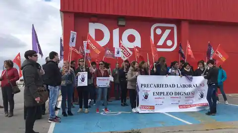 Trabajadores de los supermercados DIA de Elche concentrados Trabajadores de los supermercados DIA de Elche concentrados