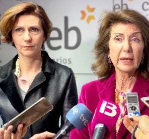 Carmen Planas, Presidenta de CAEB, junto a Isabel Oliver, secretaria de estado de Turismo. Carmen Planas, Presidenta de CAEB, junto a Isabel Oliver, secretaria de estado de Turismo.