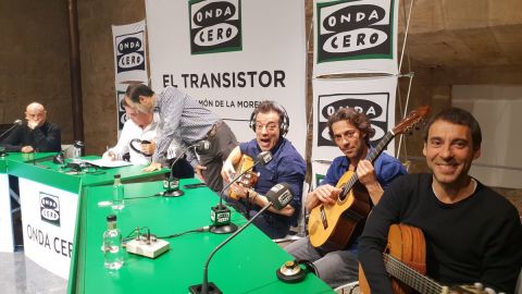 Así canta Café Quijano 'La taberna del buda' en El Transistor