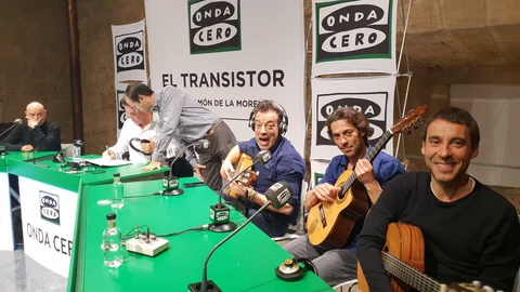 Así canta Café Quijano 'La taberna del buda' en El Transistor