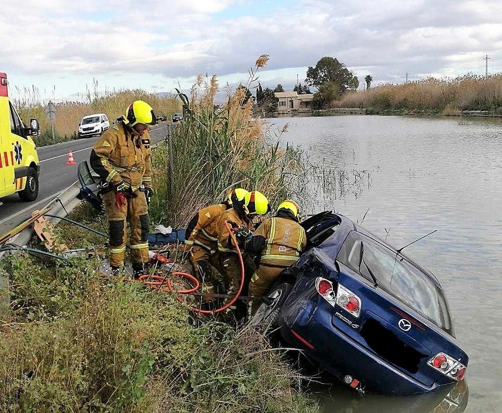 Una mujer resulta herida tras colisionar el coche que conducía con un camión y caer en una balsa de riego en la carretera de Dolores Una mujer resulta herida tras colisionar el coche que conducía con un camión y caer en una balsa de riego en la carretera de Dolores