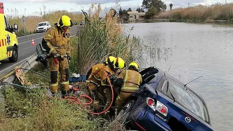 Bomberos en el accidente de circulación ocurrido en la carretera entre Elche y Dolores Bomberos en el accidente de circulación ocurrido en la carretera entre Elche y Dolores