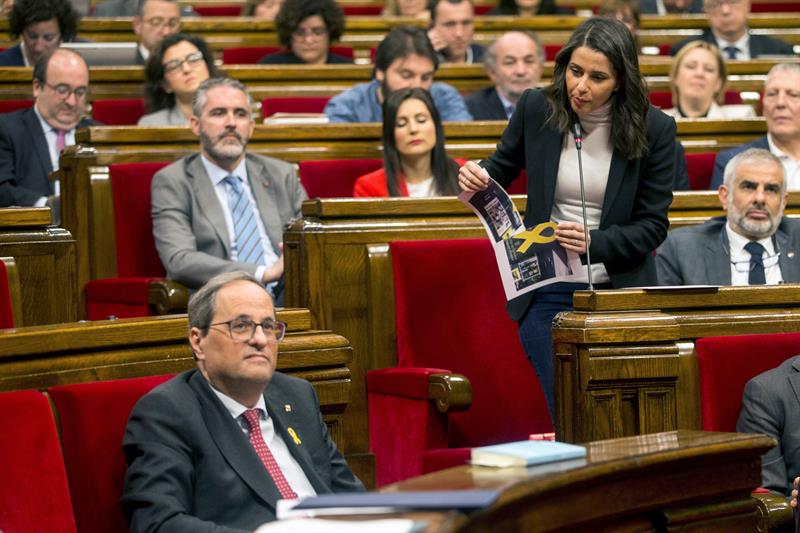 Tenso rifirrafe entre Arrimadas y Torra en el Parlament por la retirada de los lazos amarillos Tenso rifirrafe entre Arrimadas y Torra en el Parlament por la retirada de los lazos amarillos