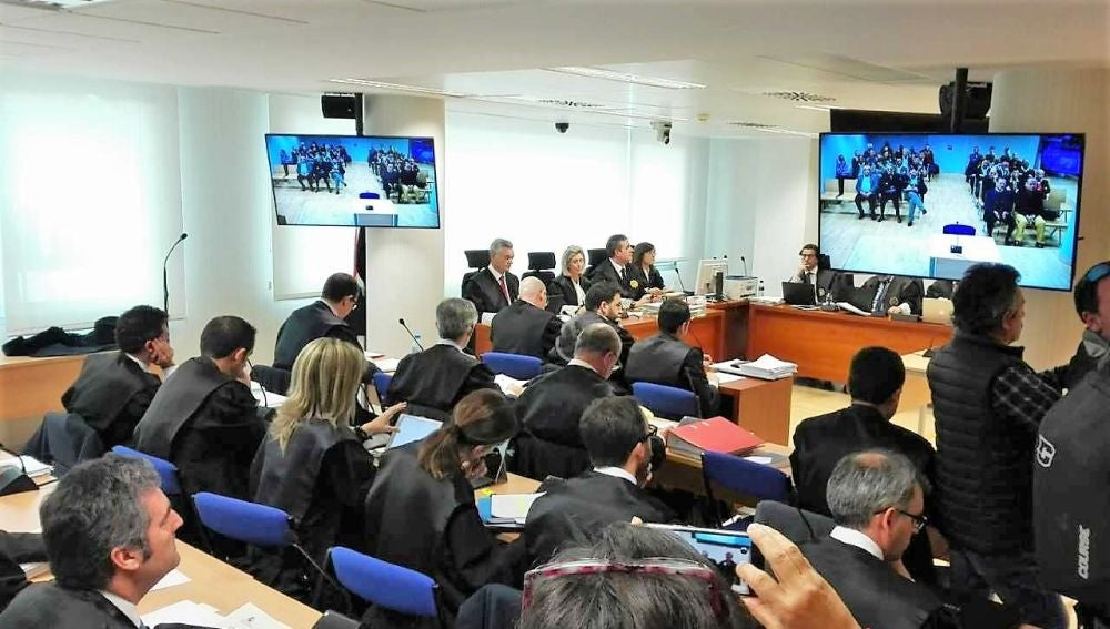 Letrados de las partes en el juicio del 'caso Brugal' en la Sección Séptima de la Audiencia Provincial, con sede en Elche