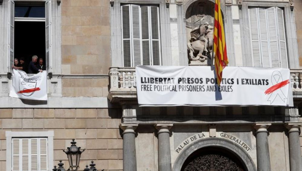 Pancarta con un lazo blanco en lugar de uno amarillo en la Generalitat