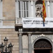 Pancarta con un lazo blanco en lugar de uno amarillo en la Generalitat