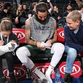Ricky Rubio junto a Luca en el banquillo del Madison Ricky Rubio junto a Luca en el banquillo del Madison