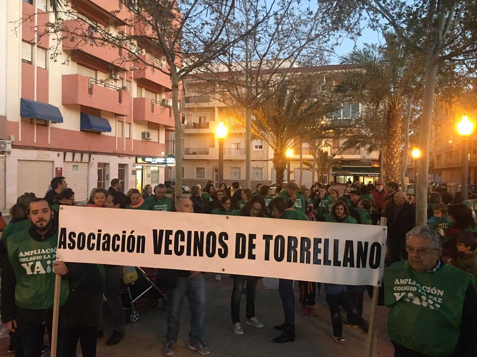 La comunidad educativa de La Paz se hace oír en Torrellano con una cacerolada para exigir la ampliación inmediata del centro escolar La comunidad educativa de La Paz se hace oír en Torrellano con una cacerolada para exigir la ampliación inmediata del centro escolar