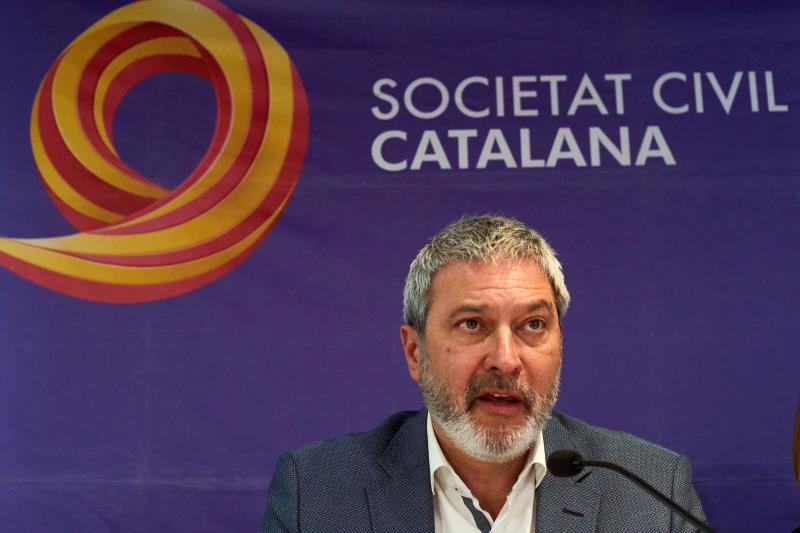 Sociedad Civil Catalana denuncia a Torra ante la Fiscalía por desobediencia al no retirar los lazos amarillos Sociedad Civil Catalana denuncia a Torra ante la Fiscalía por desobediencia al no retirar los lazos amarillos