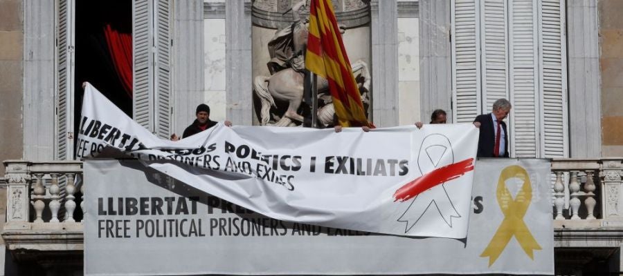 laSexta Noticias 14:00 (21-03-19) Torra sustituye la pancarta del lazo amarillo del Palau por una con un lazo blanco y una franja roja