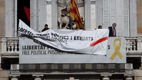 laSexta Noticias 14:00 (21-03-19) Torra sustituye la pancarta del lazo amarillo del Palau por una con un lazo blanco y una franja roja