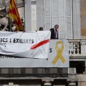 laSexta Noticias 14:00 (21-03-19) Torra sustituye la pancarta del lazo amarillo del Palau por una con un lazo blanco y una franja roja