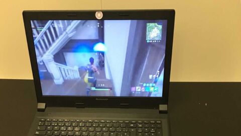 Dos j&oacute;venes jugando a un videojuego