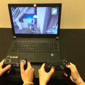 Dos jóvenes jugando a un videojuego