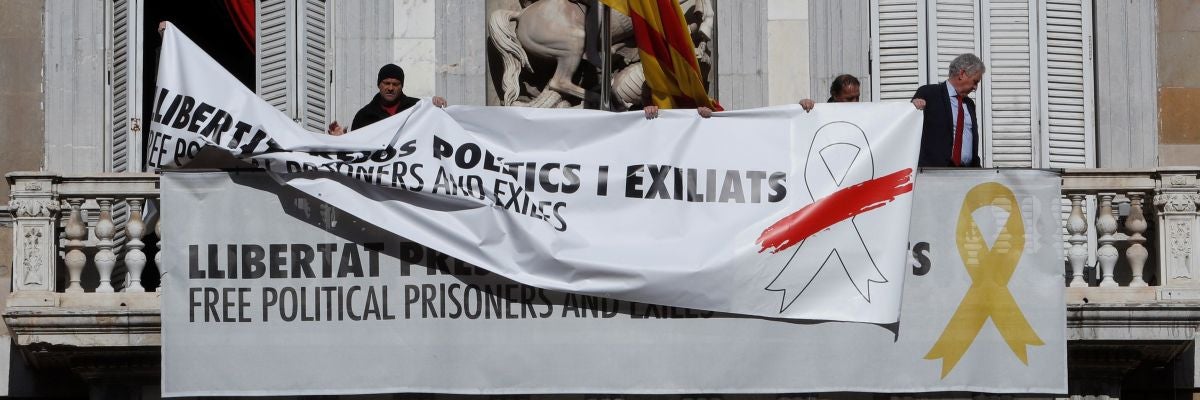 Torra cambia el lazo amarillo por uno blanco en la pancarta de la Generalitat Torra cambia el lazo amarillo por uno blanco en la pancarta de la Generalitat