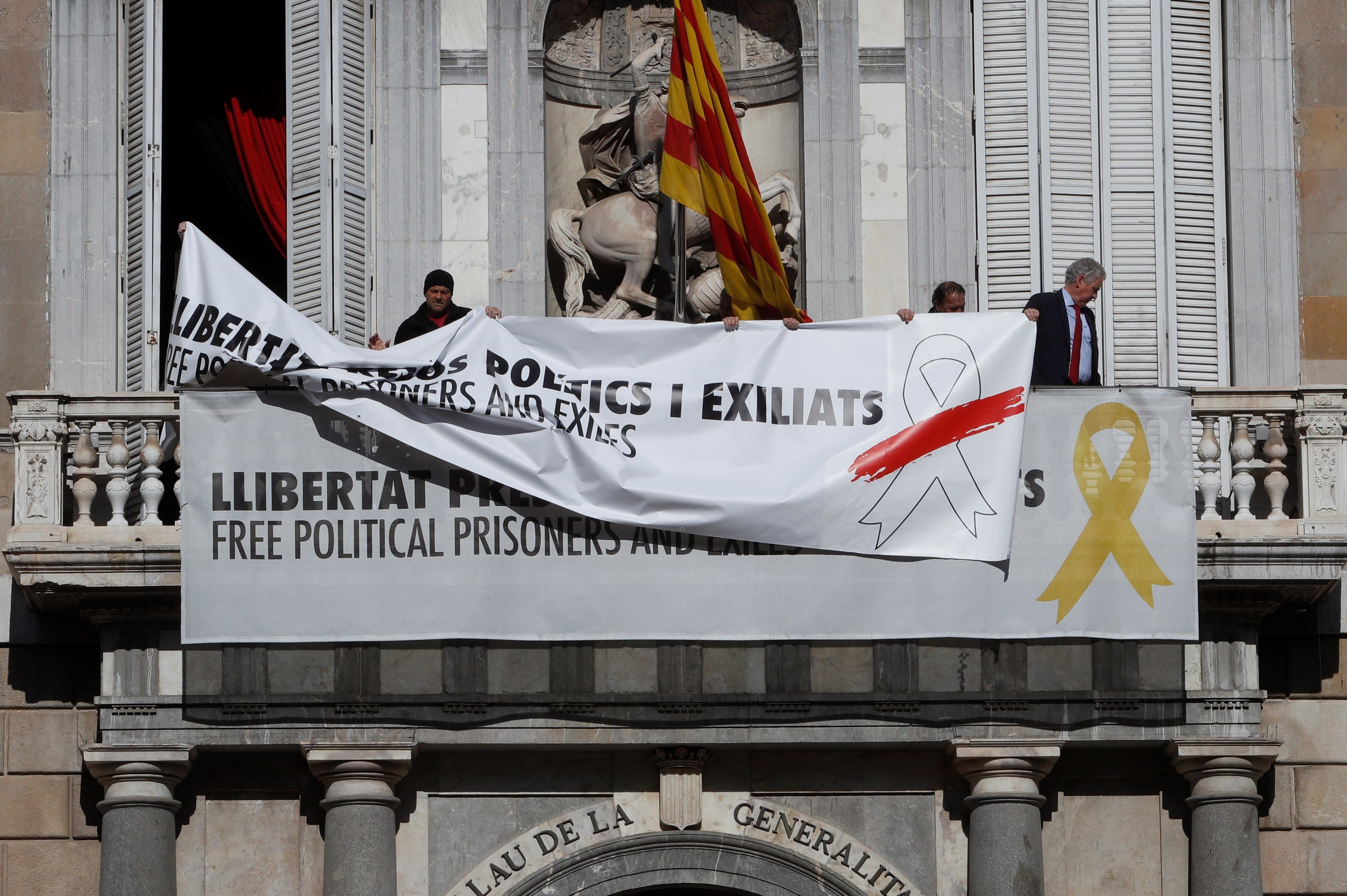 Torra tapa el lazo amarillo con uno blanco en la pancarta de la Generalitat Torra tapa el lazo amarillo con uno blanco en la pancarta de la Generalitat