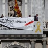 Torra cambia lazo amarillo en el edificio Palau Generalitat