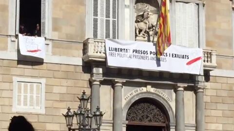 Un lazo blanco sustituye al amarillo en la pancarta de la Generalitat