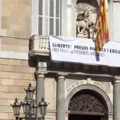 Un lazo blanco sustituye al amarillo en la pancarta de la Generalitat