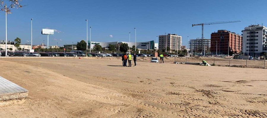 Parcela pública sobre la que se amplía el aparcamiento frente al Hospital del Vinalopó Parcela pública sobre la que se amplía el aparcamiento frente al Hospital del Vinalopó