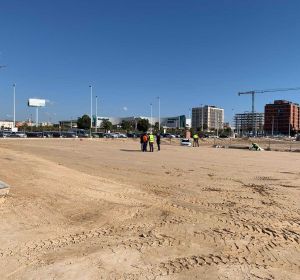 Parcela pública sobre la que se amplía el aparcamiento frente al Hospital del Vinalopó Parcela pública sobre la que se amplía el aparcamiento frente al Hospital del Vinalopó