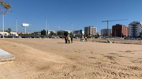Parcela p&uacute;blica sobre la que se ampl&iacute;a el aparcamiento frente al Hospital del Vinalop&oacute;