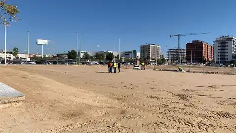 Parcela pública sobre la que se amplía el aparcamiento frente al Hospital del Vinalopó Parcela pública sobre la que se amplía el aparcamiento frente al Hospital del Vinalopó