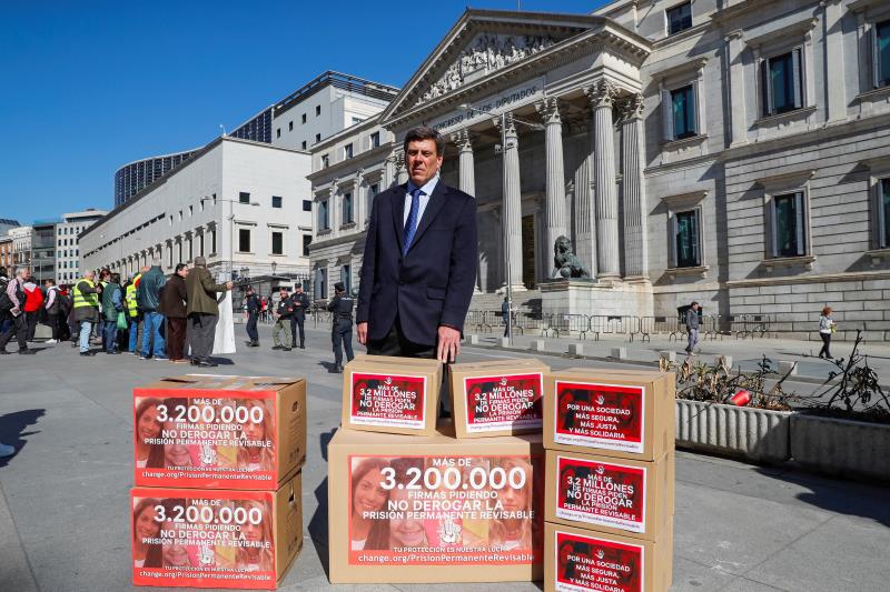 El padre de Diana Quer presenta más de tres millones de firmas contra la derogación de la prisión permanente revisable El padre de Diana Quer presenta más de tres millones de firmas contra la derogación de la prisión permanente revisable