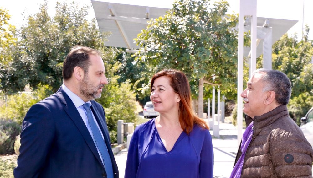 La presidenta del Govern , Francina Armengol, juntament amb el ministre de Foment, José Luís Ábalos, i el Secretari General nacional d’UGT, José María Álvarez.