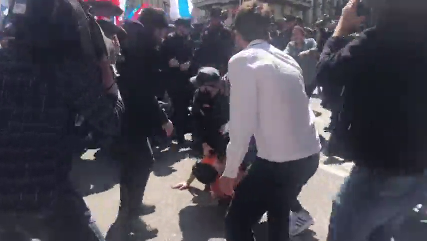 Incidentes entre trabajadores de Alcoa y la Policía frente al Congreso con un manifestante detenido Incidentes entre trabajadores de Alcoa y la Policía frente al Congreso con un manifestante detenido