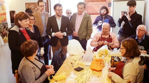 Isabel Bonig en el taller de palma blanca de Elche
