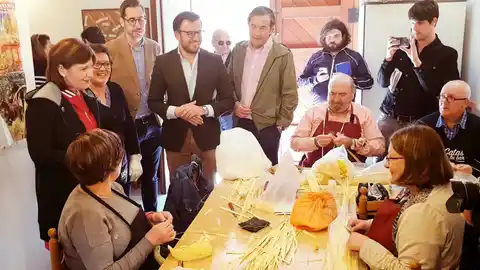 Isabel Bonig en el taller de palma blanca de Elche Isabel Bonig en el taller de palma blanca de Elche