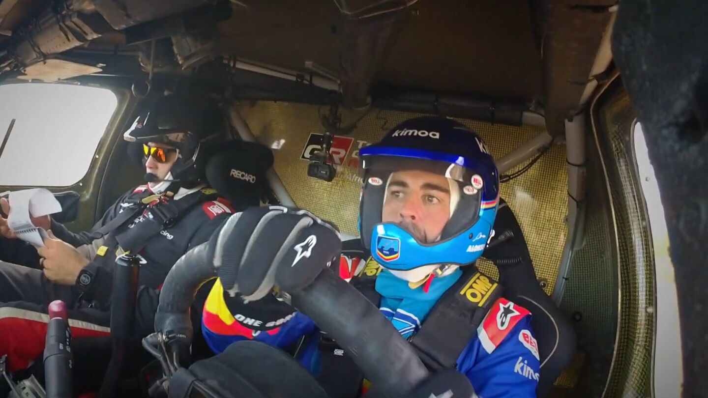 Fernando Alonso, subido al Toyota Hilux del Dakar