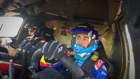 Fernando Alonso, subido al Toyota Hilux del Dakar
