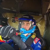 Fernando Alonso, subido al Toyota Hilux del Dakar Fernando Alonso, subido al Toyota Hilux del Dakar