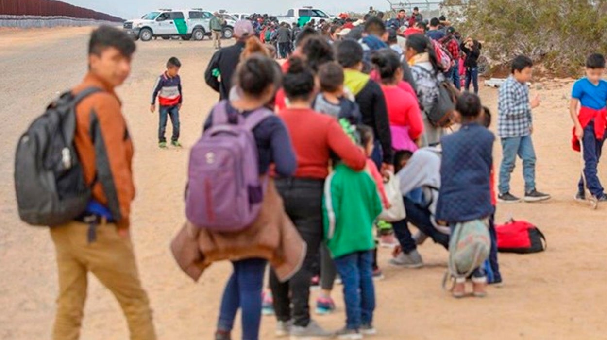 Un centenar de refugiados secuestran un barco y obligan a su capitán a poner rumbo a Malta Un centenar de refugiados secuestran un barco y obligan a su capitán a poner rumbo a Malta