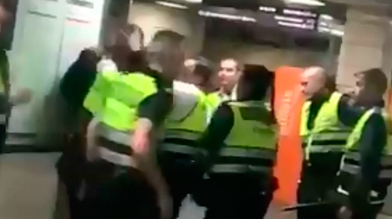 Renfe aparta a nueve vigilantes de seguridad tras golpear brutalmente a un inmigrante que iba sin billete en el metro Renfe aparta a nueve vigilantes de seguridad tras golpear brutalmente a un inmigrante que iba sin billete en el metro