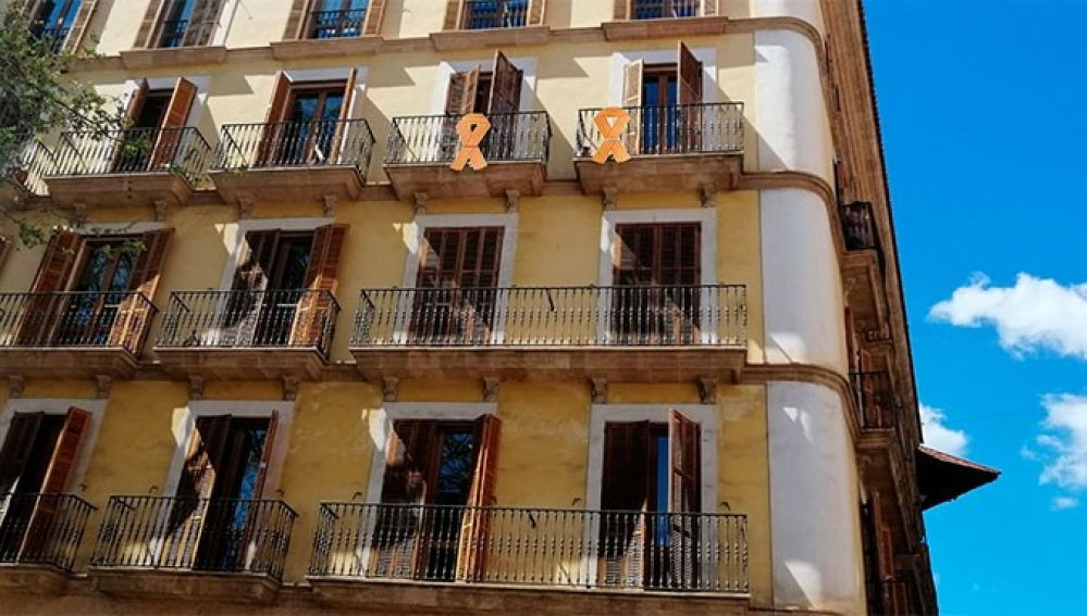 Lazos colocados en una fachada del Ajuntament de Palma