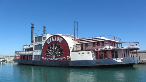 El barco se hunde, tras a&ntilde;os en Puerto Marina (Benalm&aacute;dena)