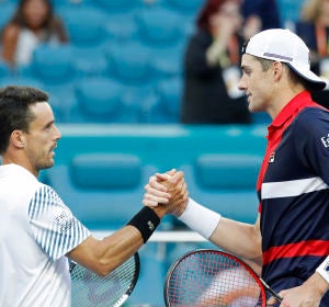Bautista se da la mano con Isner tras su partido Bautista se da la mano con Isner tras su partido