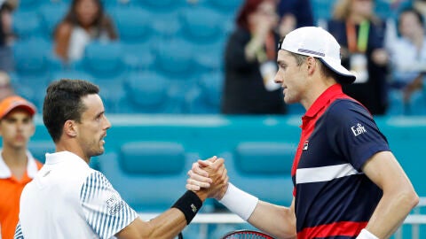 Bautista se da la mano con Isner tras su partido