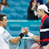 Bautista se da la mano con Isner tras su partido Bautista se da la mano con Isner tras su partido