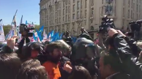 Vídeo del enfrentamiento entre Rafa Mayoral y un Policía Vídeo del enfrentamiento entre Rafa Mayoral y un Policía