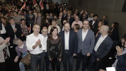 Jos&eacute; Luis &Aacute;balos, acompa&ntilde;ado de Francina Armengol y el resto de candidatos del PSIB a las elecciones generales.
