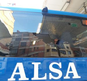 Uno de los autobuses atacados Uno de los autobuses atacados