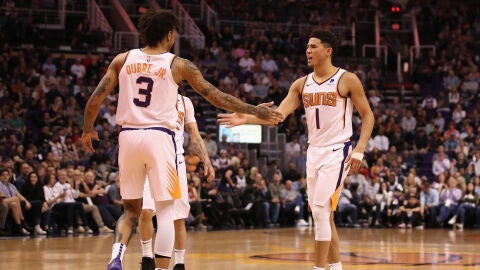 Devin Booker celebra una de sus canastas con sus compa&ntilde;eros