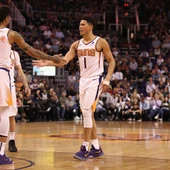 Devin Booker celebra una de sus canastas con sus compañeros Devin Booker celebra una de sus canastas con sus compañeros