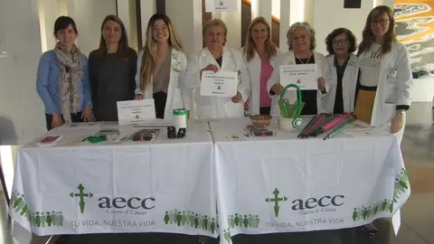 Mesa informativa de la Asociación Española Contra el Cáncer en el Hospital General de Elche. Mesa informativa de la Asociación Española Contra el Cáncer en el Hospital General de Elche.