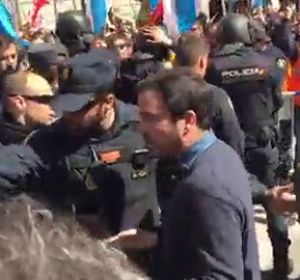 Tensa discusión de Alberto Garzón y Rafa Mayoral con la Policía en la protesta de los trabajadores de Alcoa en el Congreso Tensa discusión de Alberto Garzón y Rafa Mayoral con la Policía en la protesta de los trabajadores de Alcoa en el Congreso